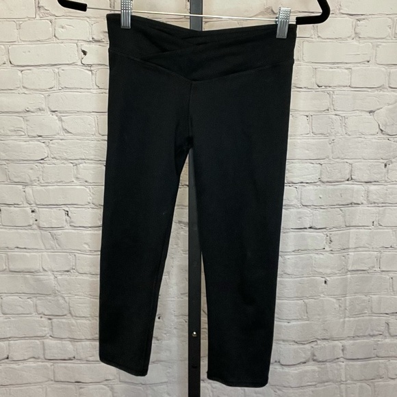 Fabletics Black Cropped Leggings - Picture 1 of 3